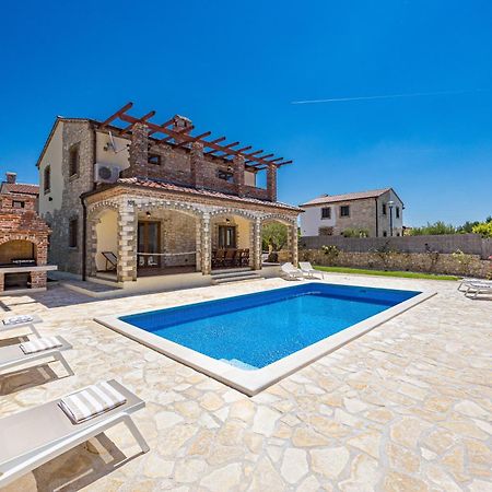 Villa Brioni With Pool By Rentistra Cabrunici Екстер'єр фото
