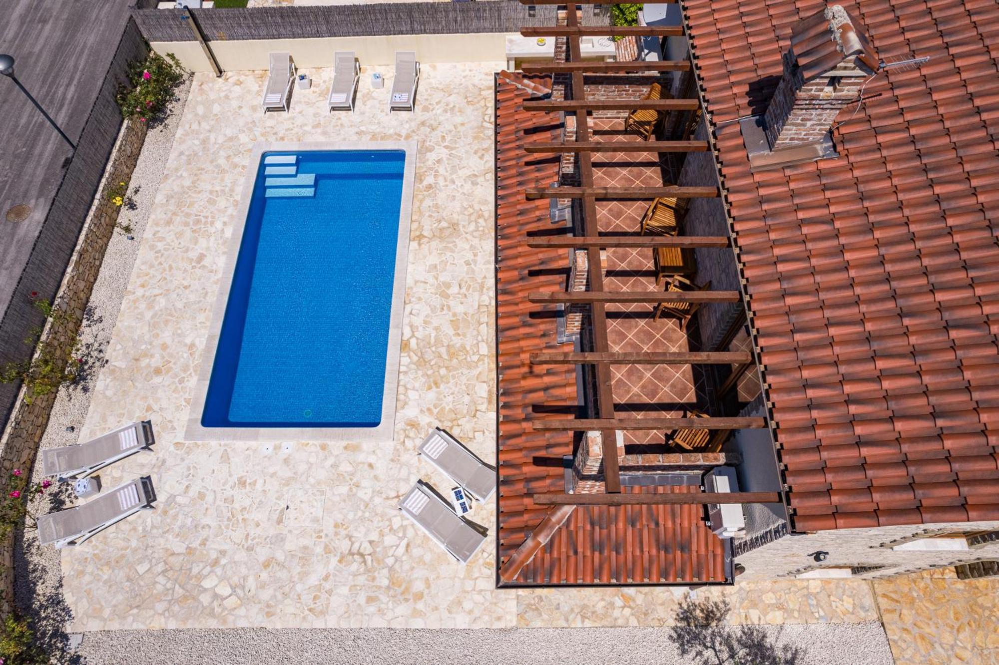 Villa Brioni With Pool By Rentistra Cabrunici Екстер'єр фото